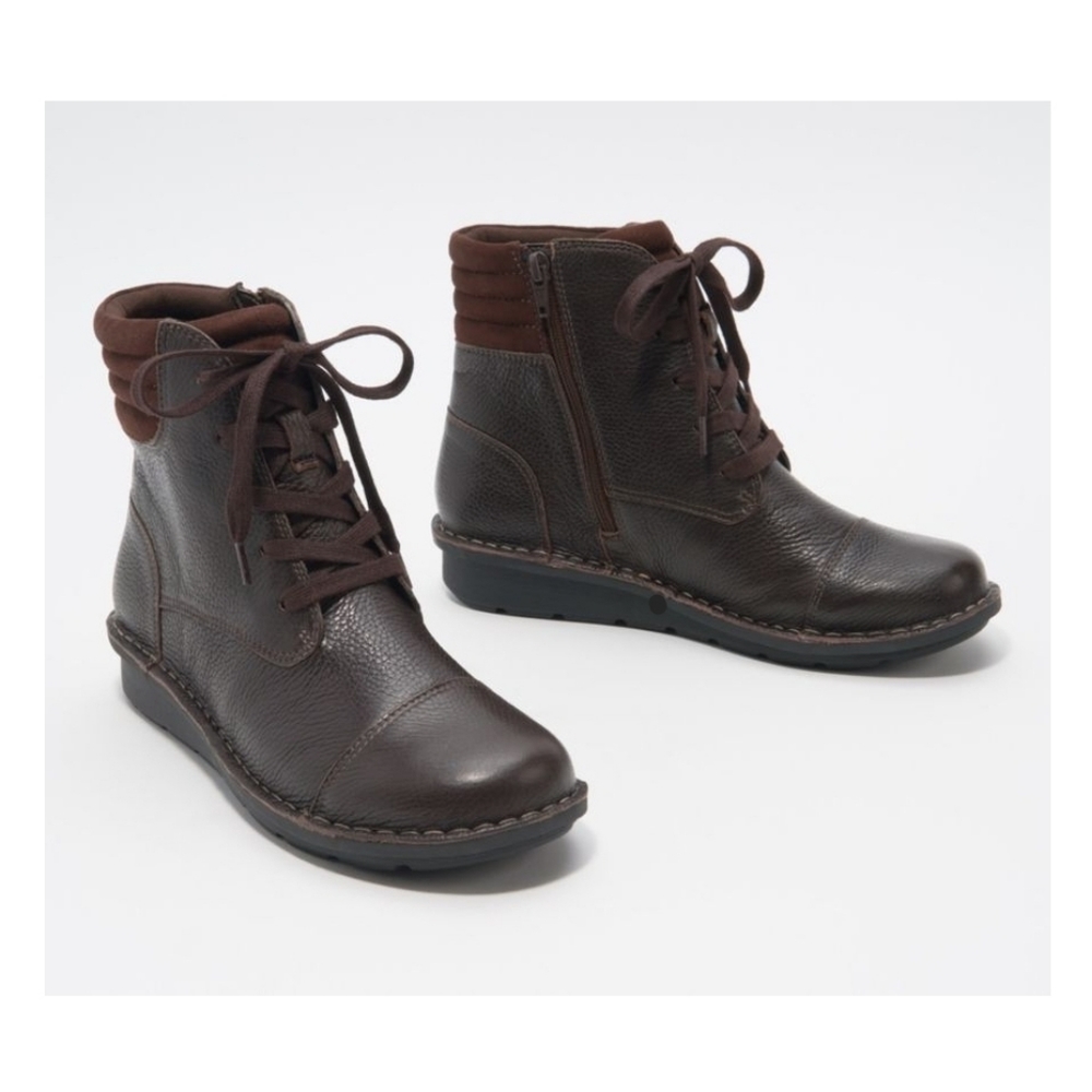 Clarks size 9 WIDE ankle boots